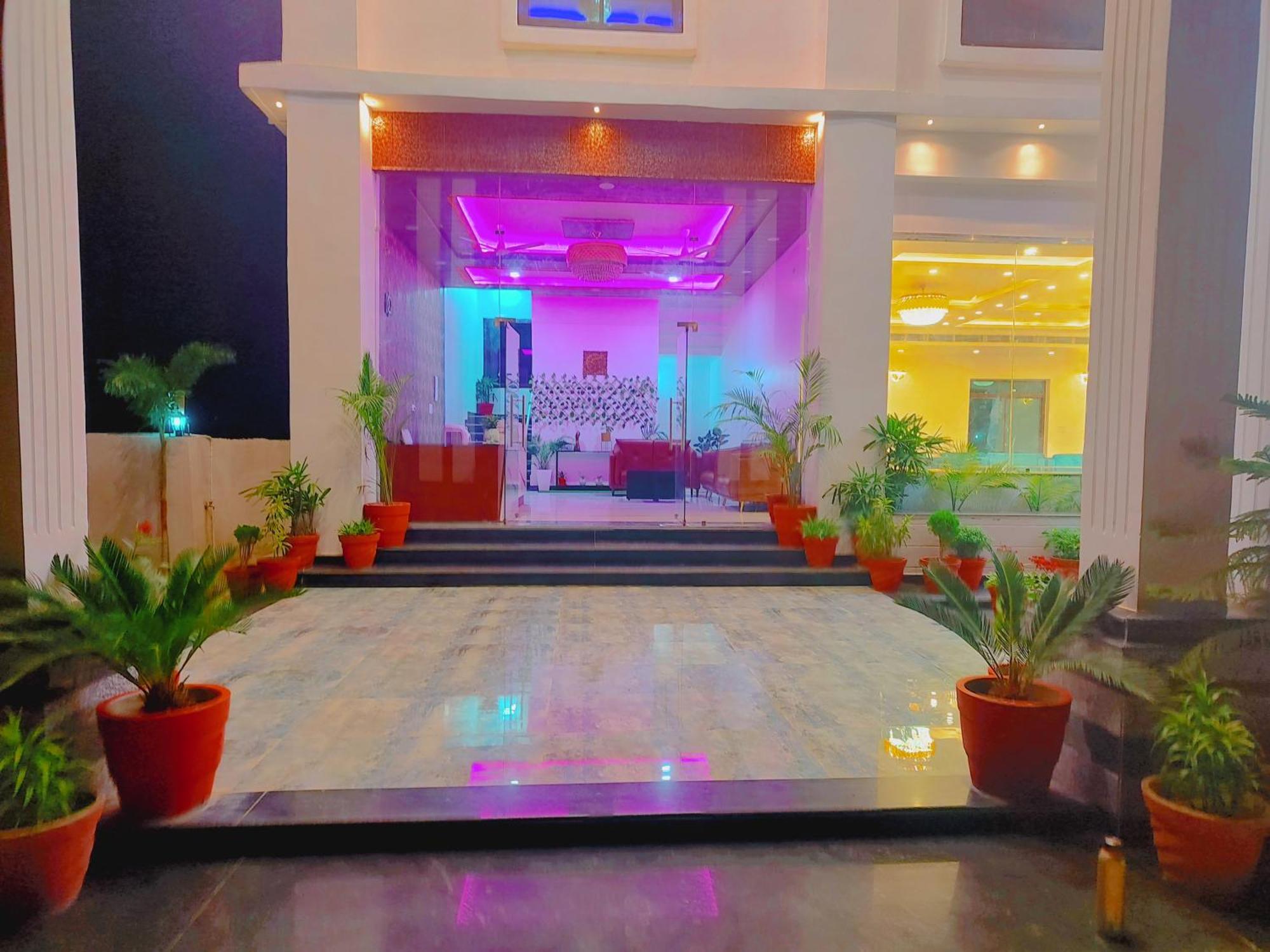 Awadh Samrat Resort Ayodhya Esterno foto