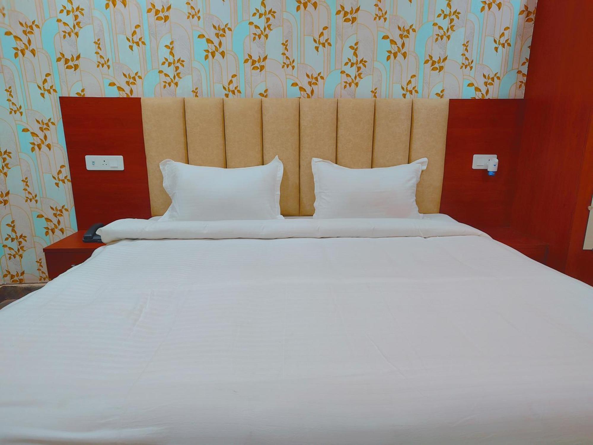 Awadh Samrat Resort Ayodhya Esterno foto