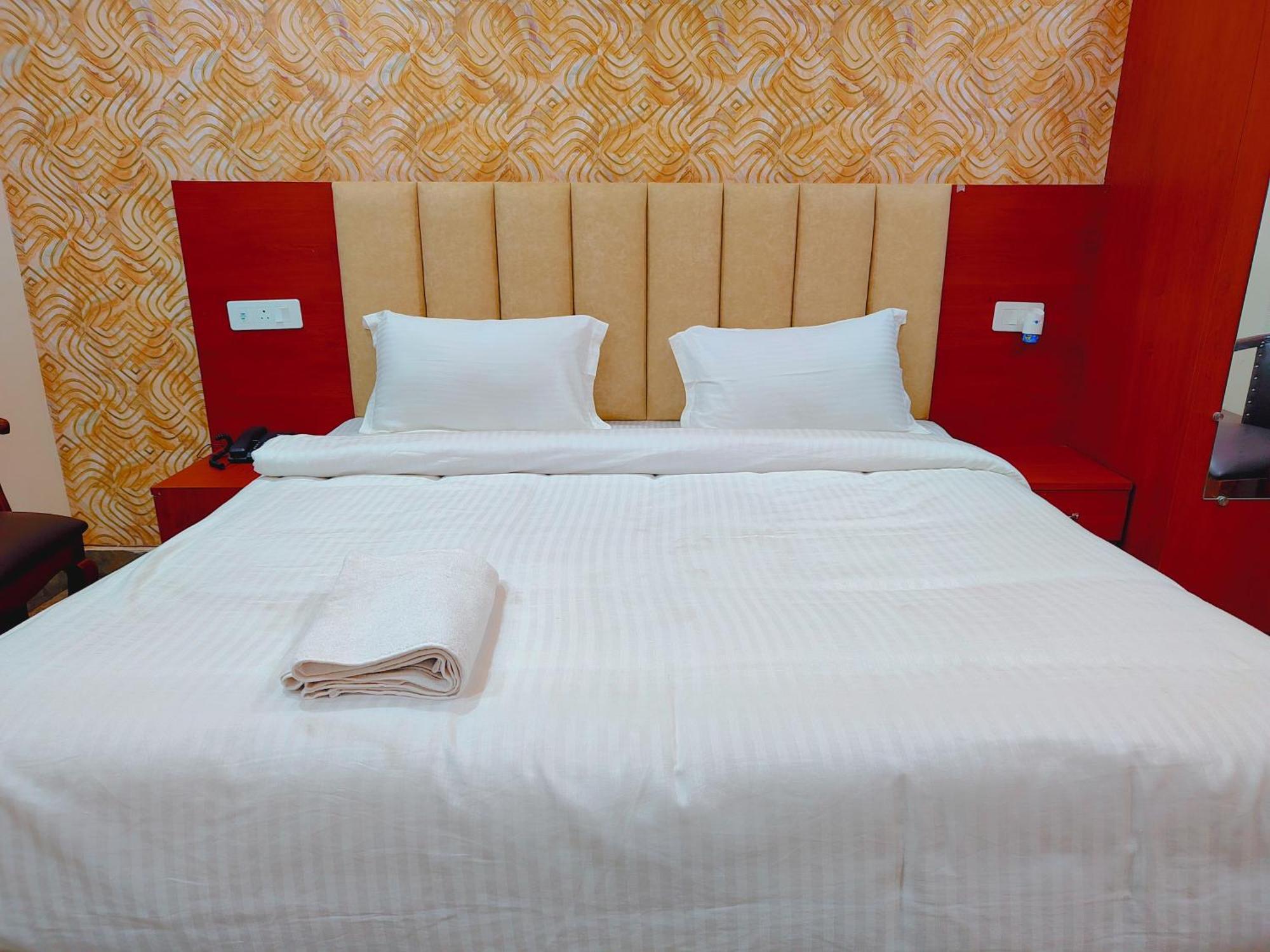 Awadh Samrat Resort Ayodhya Esterno foto
