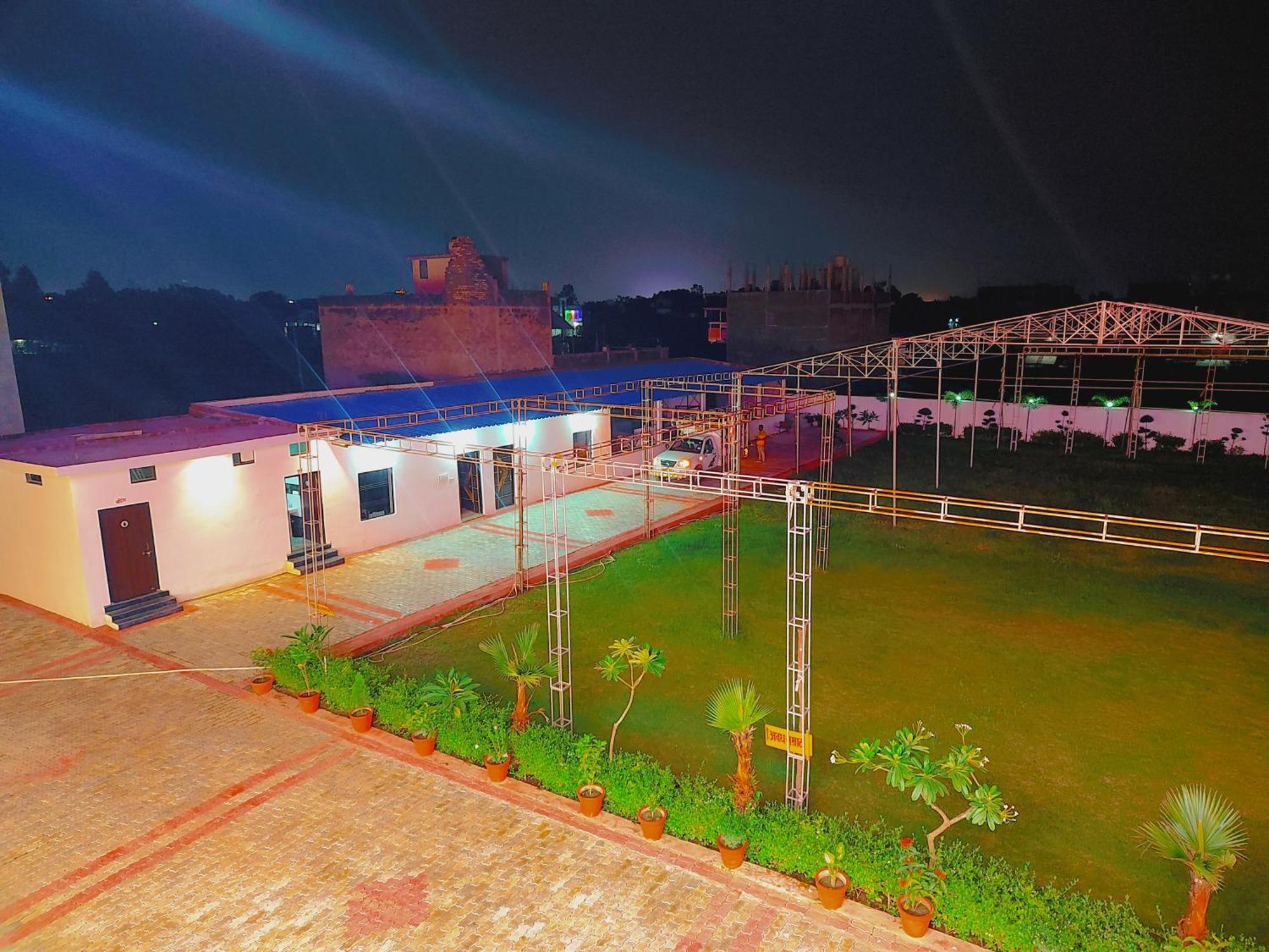 Awadh Samrat Resort Ayodhya Esterno foto
