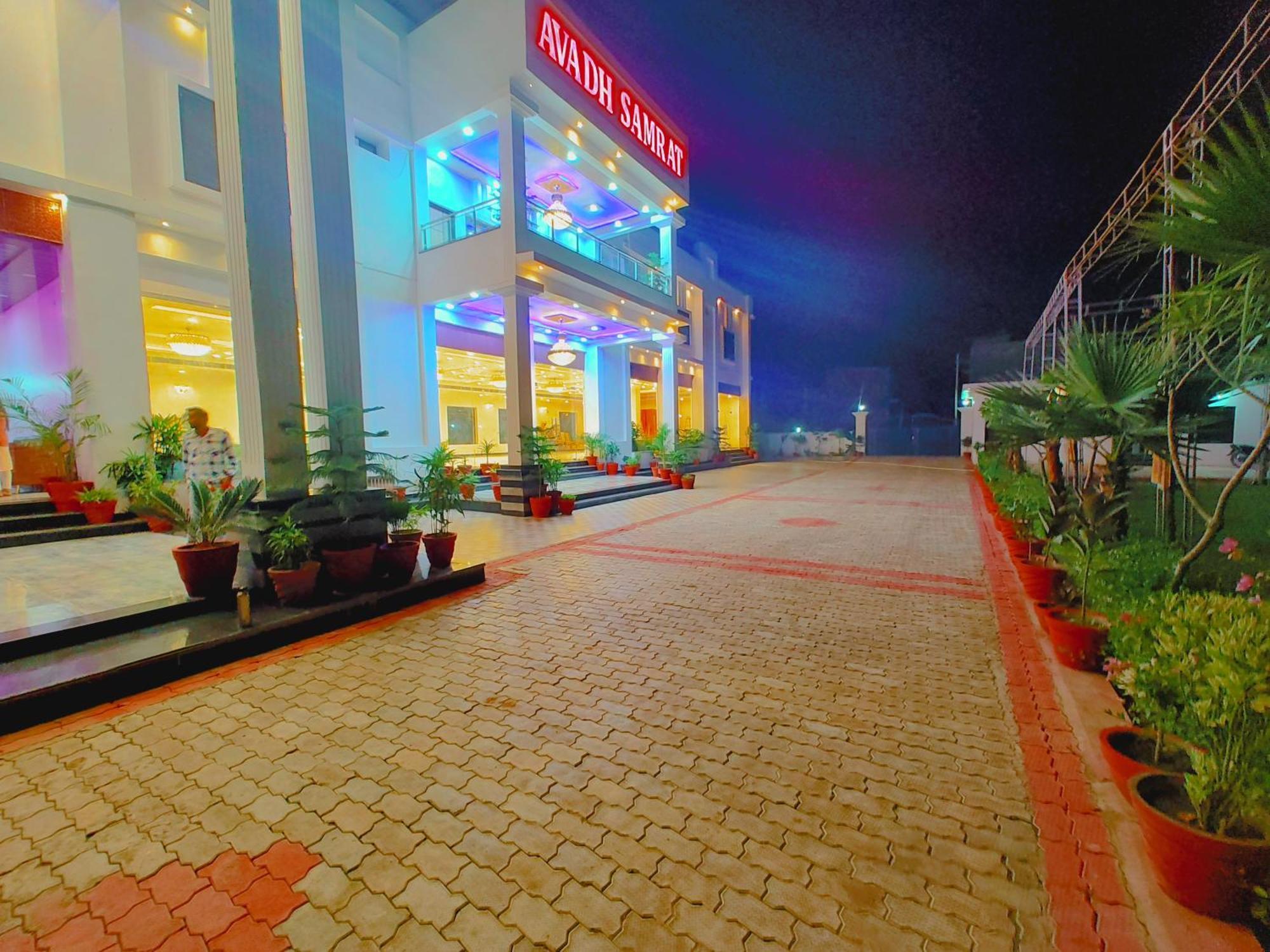 Awadh Samrat Resort Ayodhya Esterno foto