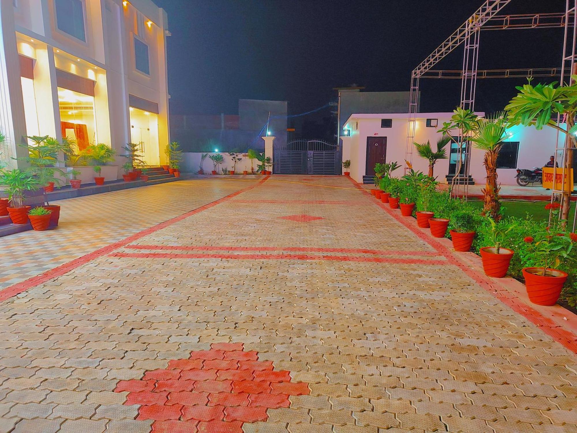 Awadh Samrat Resort Ayodhya Esterno foto