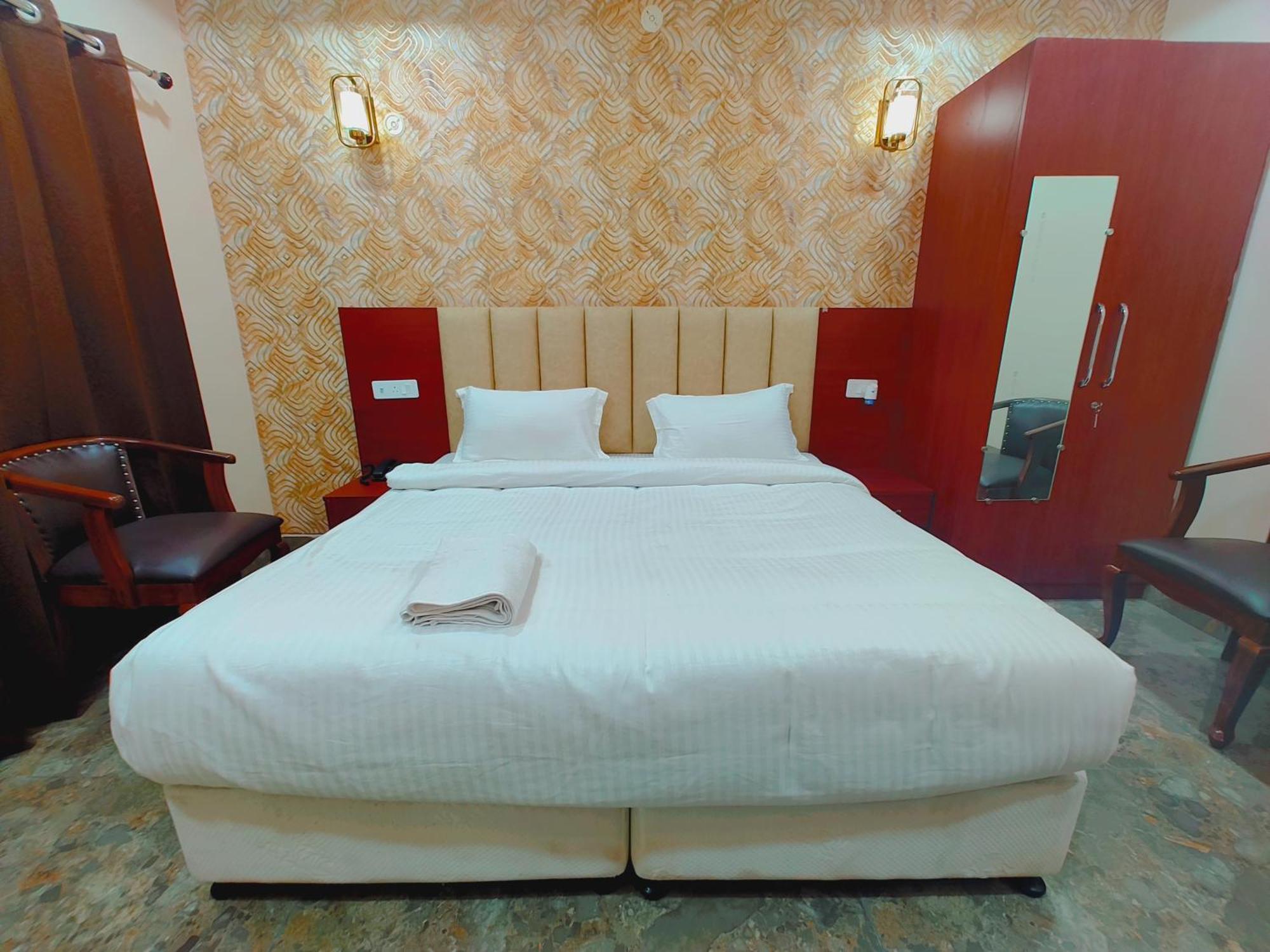 Awadh Samrat Resort Ayodhya Esterno foto