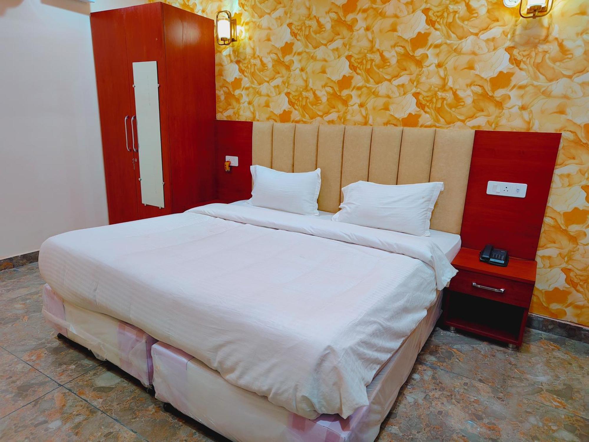 Awadh Samrat Resort Ayodhya Esterno foto