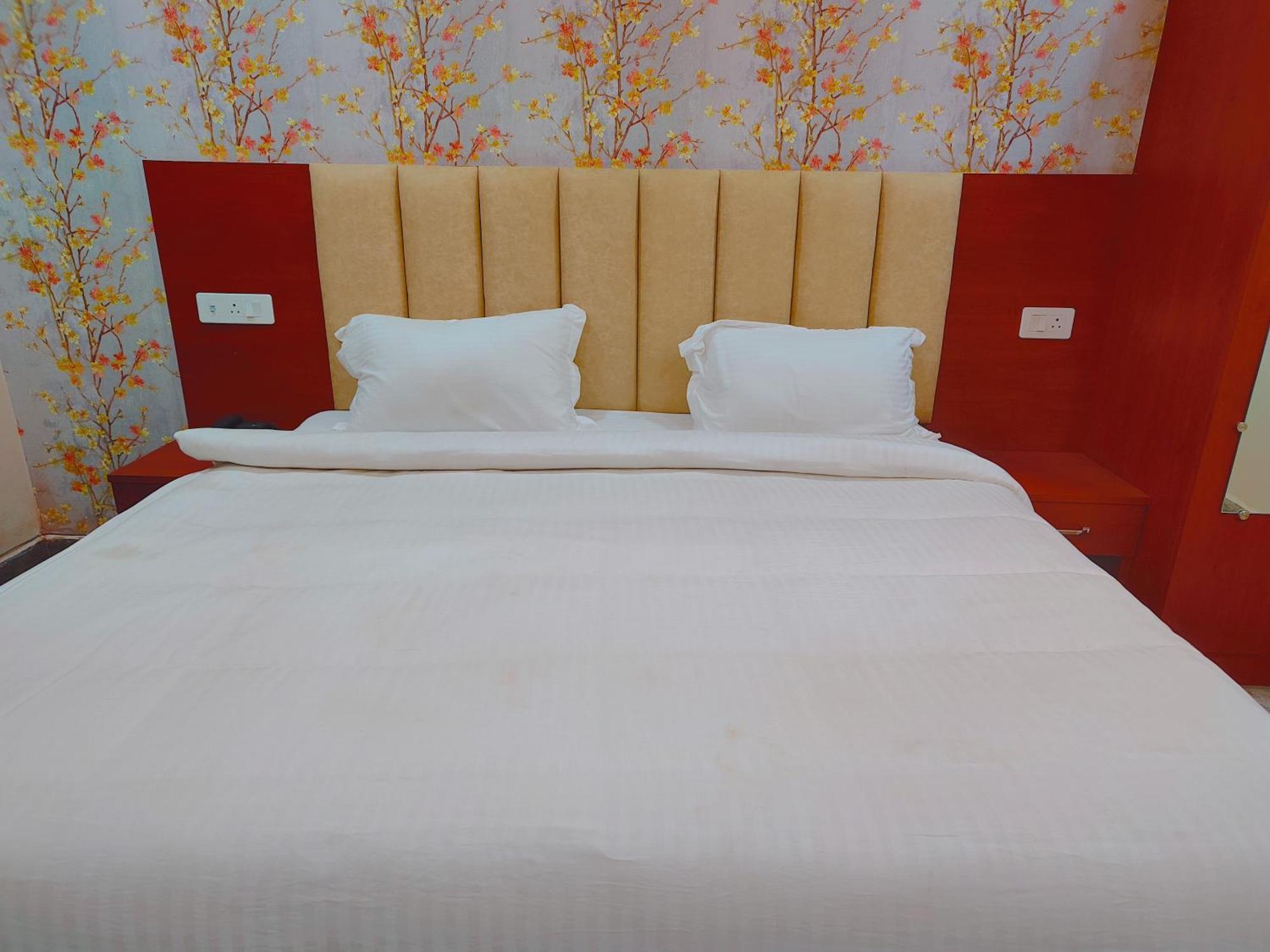Awadh Samrat Resort Ayodhya Esterno foto