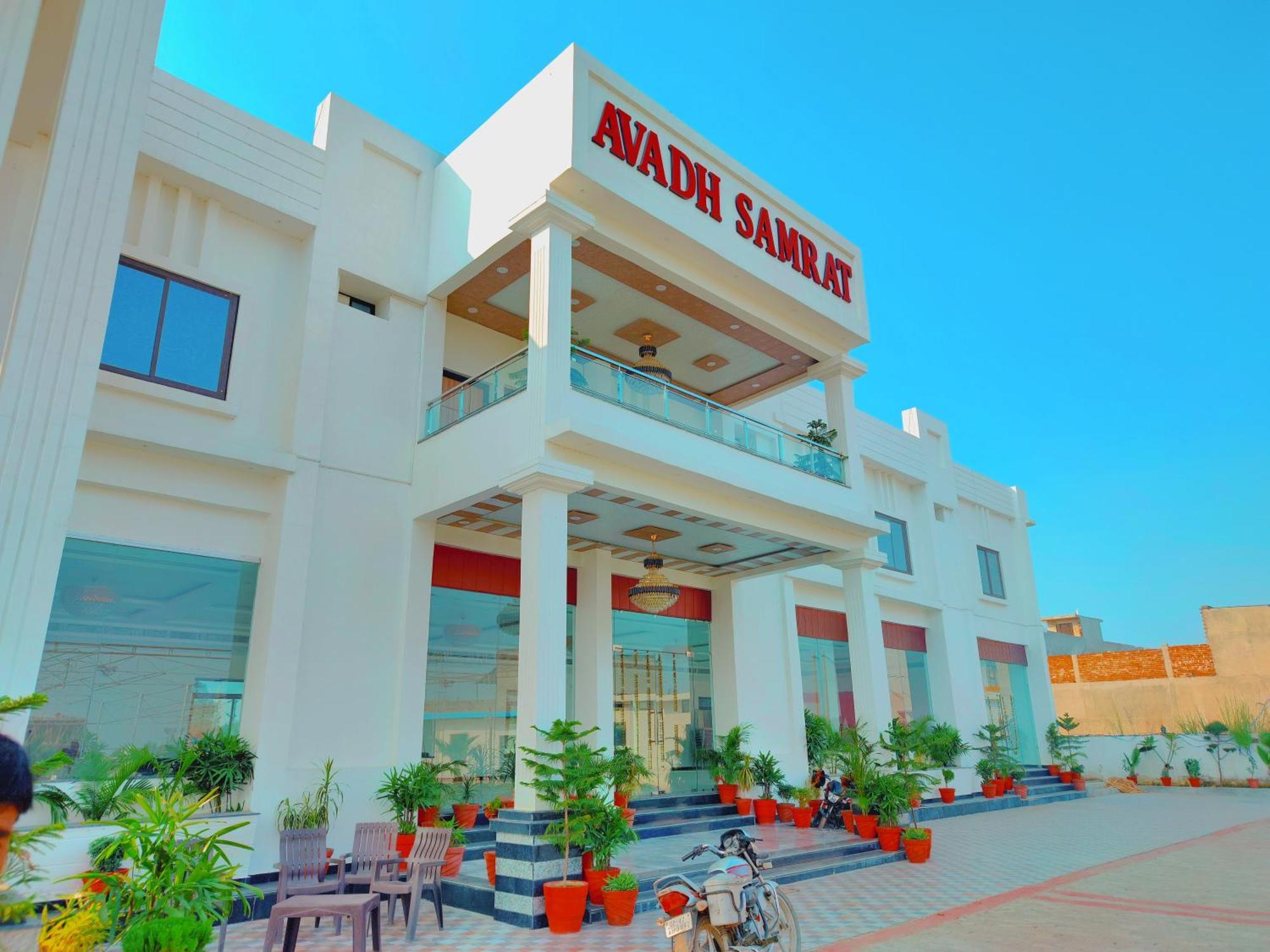 Awadh Samrat Resort Ayodhya Esterno foto