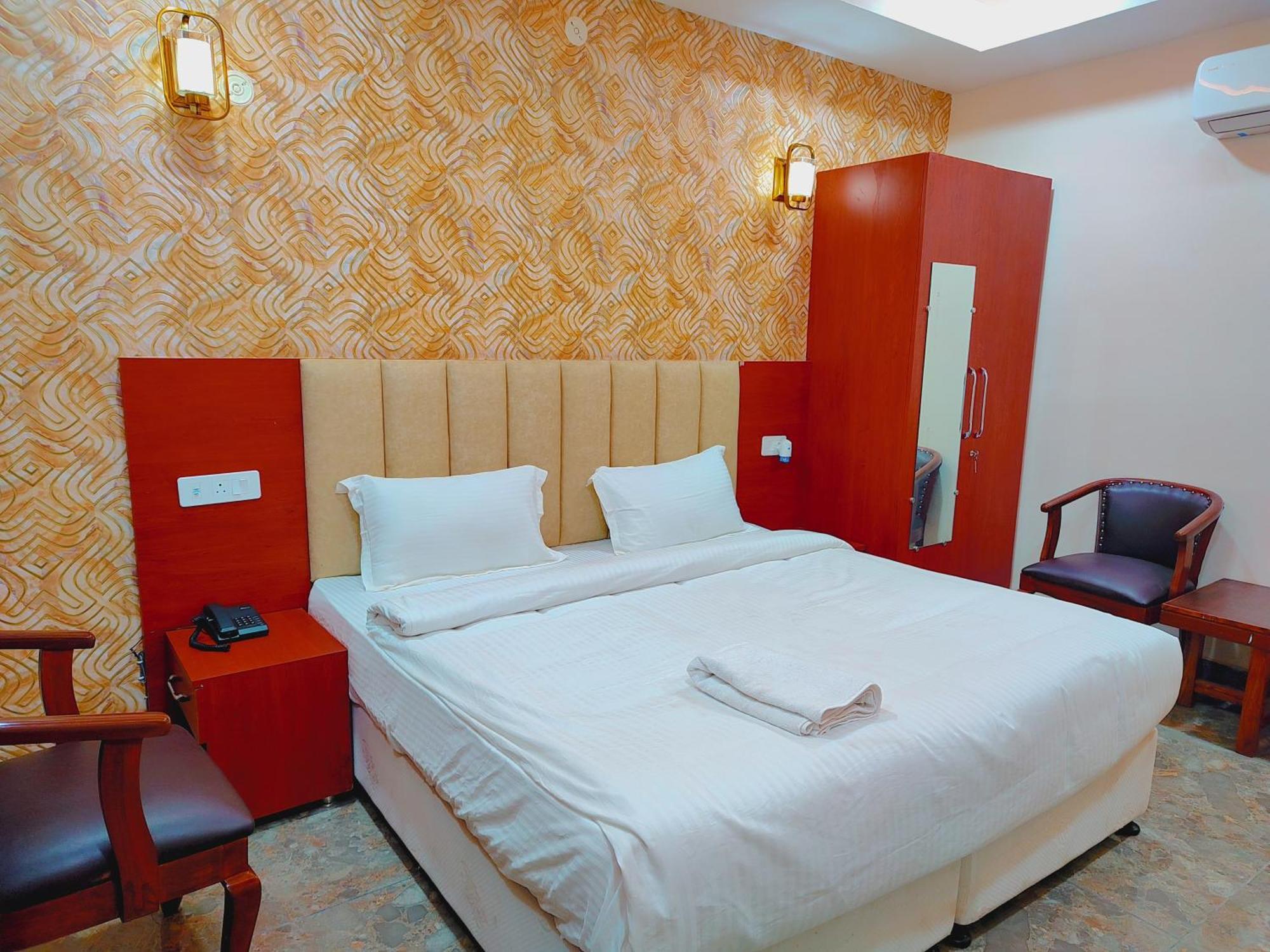 Awadh Samrat Resort Ayodhya Esterno foto