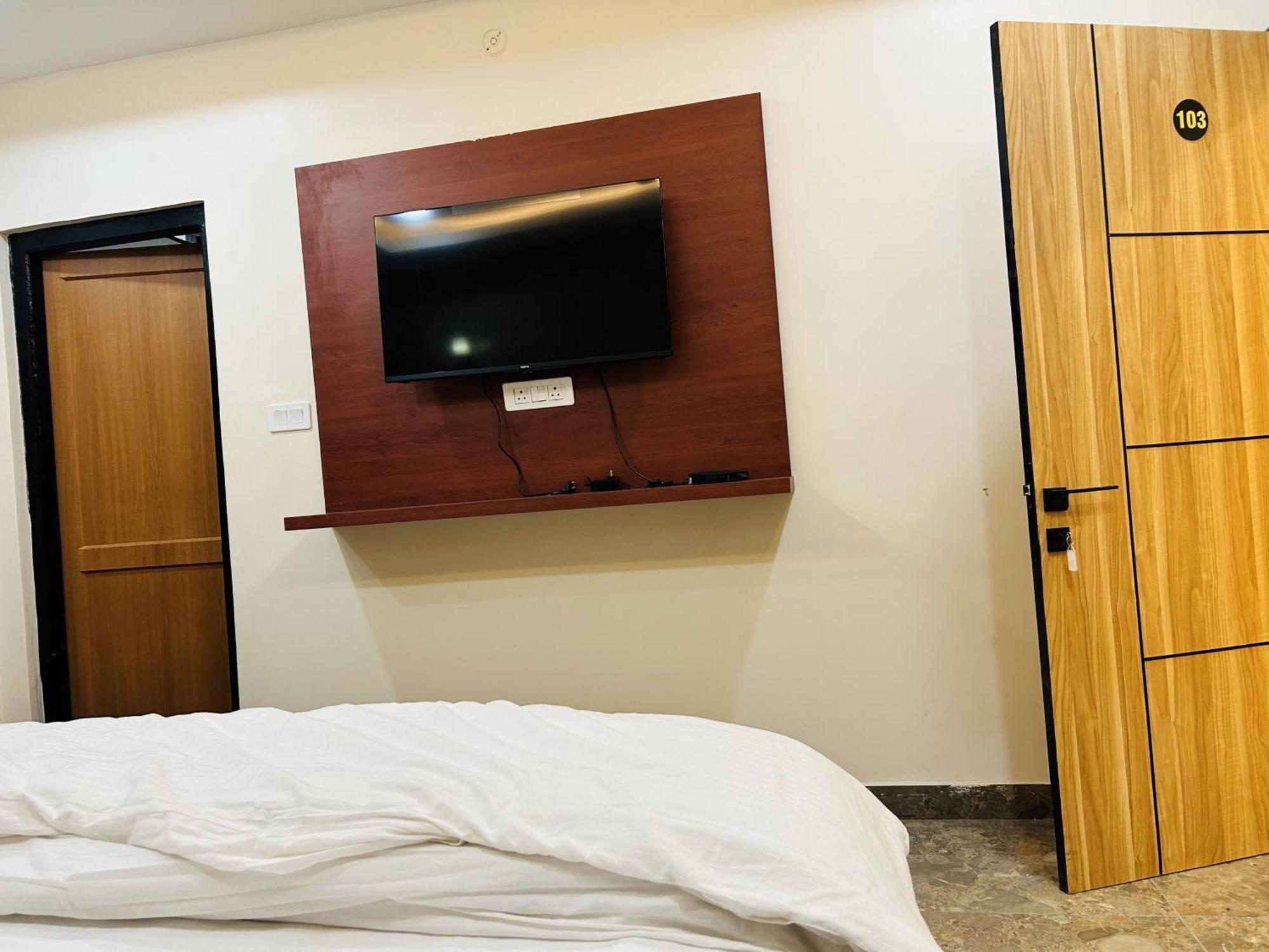 Awadh Samrat Resort Ayodhya Esterno foto