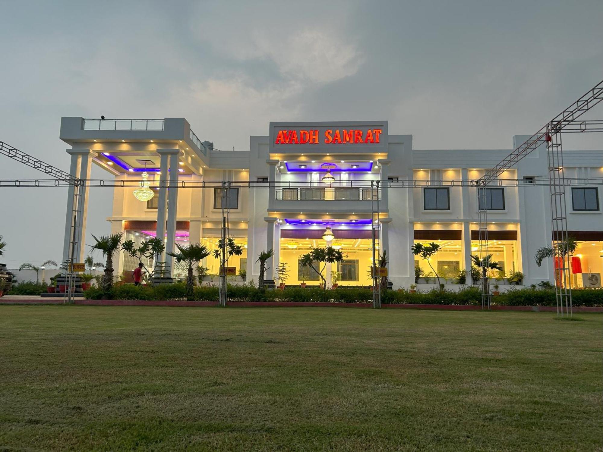 Awadh Samrat Resort Ayodhya Esterno foto